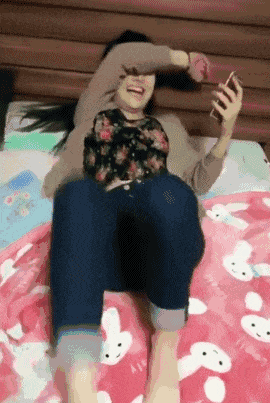 媳妇乐成这样是为了啥？QQ表情gif搞笑图片