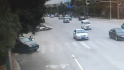 一眨眼的功夫就跟爱车分离了，自行车主一脸的懵逼QQ表情gif搞笑图片