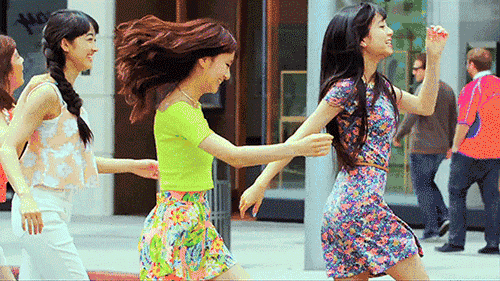 跟着美女去逛街咯QQ表情gif搞笑图片