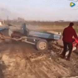 这拖拉机是要逆天了呀QQ表情gif搞笑图片