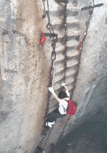 这山爬的，都特么赶上玩命了QQ表情gif搞笑图片