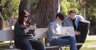 哎你们别跑啊，我只是想借个胶水啊……QQ表情gif搞笑图片