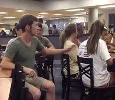 哈哈，不同的待遇QQ表情gif搞笑图片