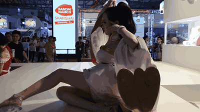 没有一双美腿还真的当不了showgirl啊QQ表情gif搞笑图片