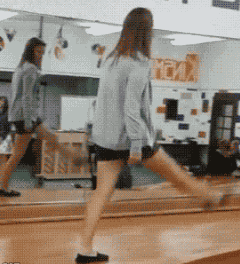 逗逼妹子大长腿，好疼QQ表情gif搞笑图片