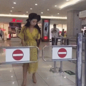 二货妹子逛超市，刚进门我就笑喷了QQ表情gif搞笑图片