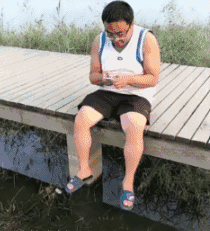 刚才发生了什么？卧槽，手机呢？QQ表情gif搞笑图片