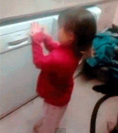 用吸尘器给闺女扎辫子，这粑粑太油菜了QQ表情gif搞笑图片