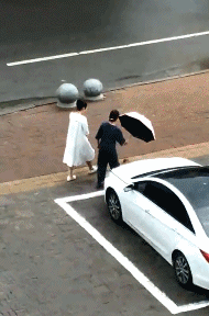 这就是有钱人在狗面前的样子QQ表情gif搞笑图片