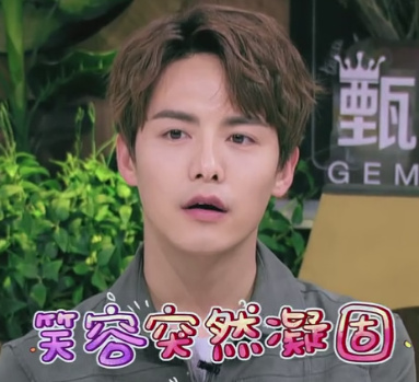 笑容突然凝固爱斗图gif搞笑图片