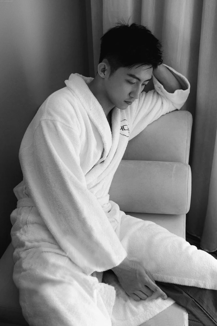 黄景瑜浴袍爱斗图gif搞笑图片