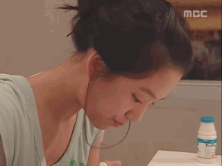 陪男朋友一起吃饭（细嚼慢咽的淑女）爱斗图gif搞笑图片