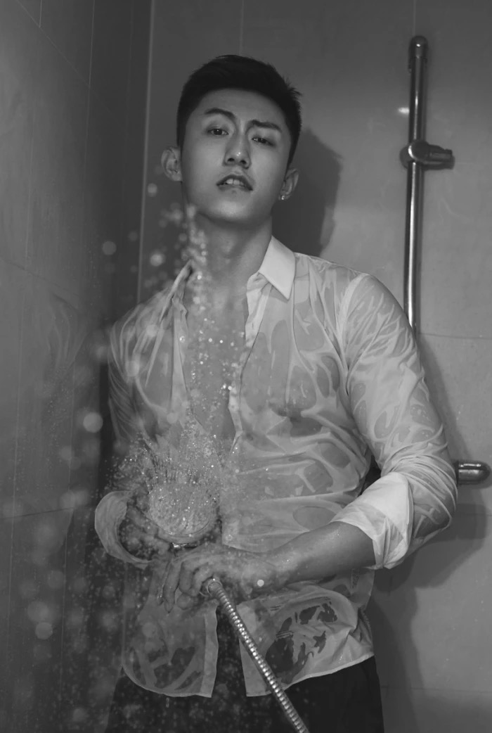 黄景瑜浴室写真爱斗图gif搞笑图片