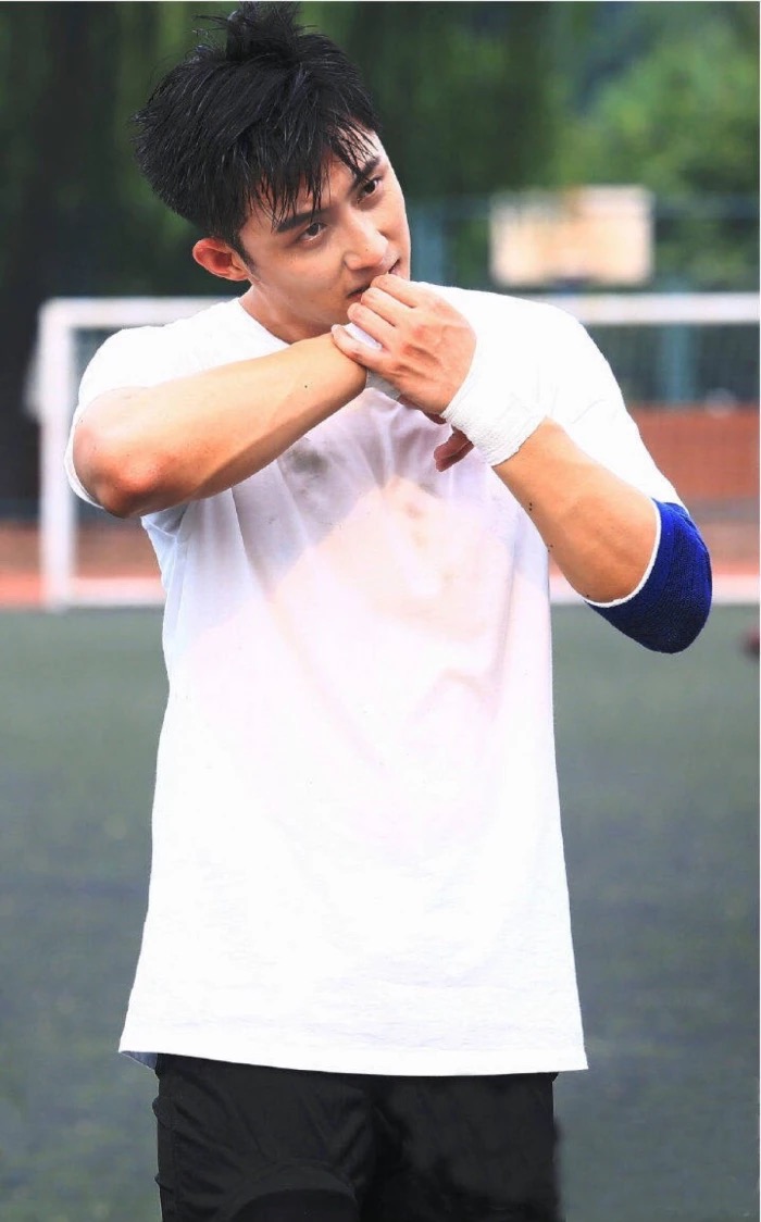 黄景瑜运动壁纸爱斗图gif搞笑图片