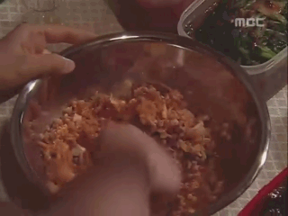 一个人在家吃饭爱斗图gif搞笑图片