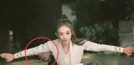 导演，这身后藏一男人是要做什么工作吗搞笑图吧gif搞笑图片