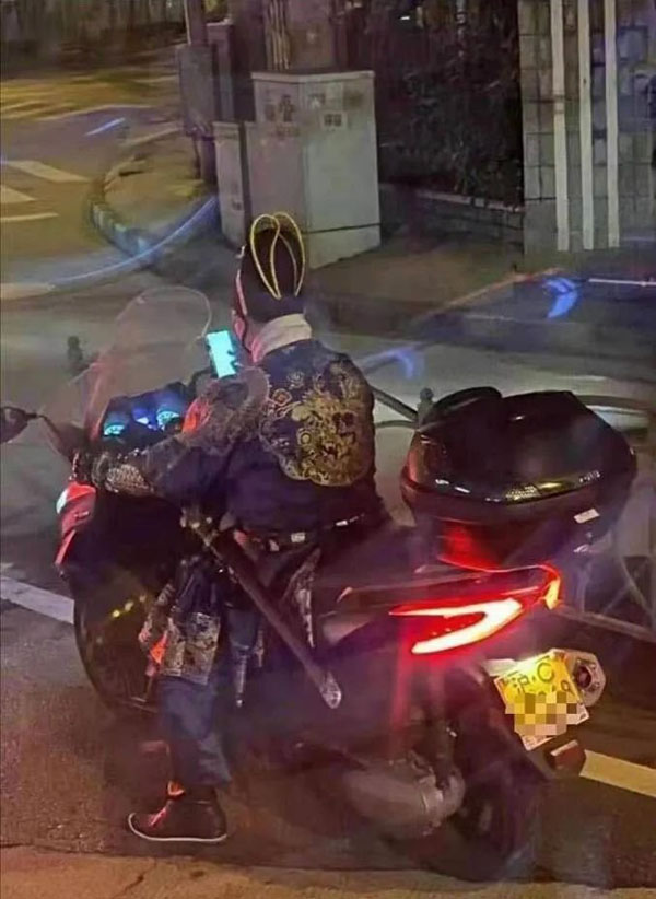 锦衣卫夜巡装备不错的嘛搞笑图吧gif搞笑图片