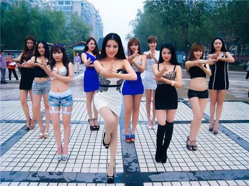 美女穿着怎样显性感完美身材 看这里搞笑图吧gif搞笑图片