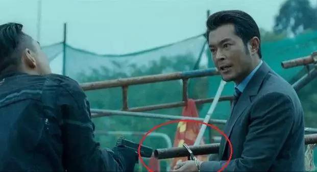 那些最搞笑的电影穿帮镜头，导演你能走点心不搞笑图吧gif搞笑图片