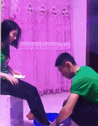 哈哈，这是怕老妈发现什么吗？搞笑图吧gif搞笑图片