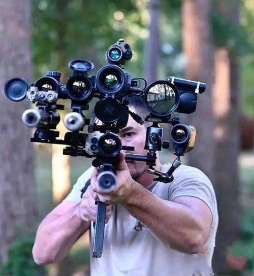 这么多辅助瞄准器，打不准都难搞笑图吧gif搞笑图片