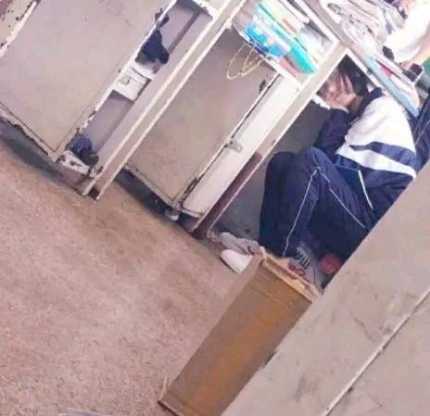 学习累了，头伸进课桌里睡着了搞笑图吧gif搞笑图片