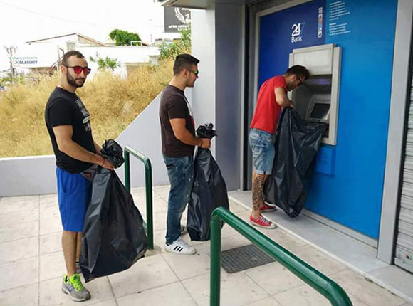 土豪们的取钱时间到搞笑图吧gif搞笑图片