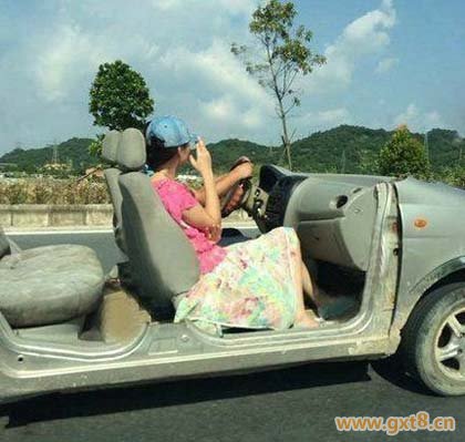 开着敞篷车，带着女友一起去兜风搞笑图吧gif搞笑图片