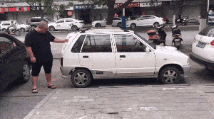 大哥，这变成你的玩具车了啊，轻轻的就这么拉动了搞笑图吧gif搞笑图片