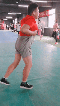 小伙子的提裤舞，挺有节奏感的搞笑图吧gif搞笑图片