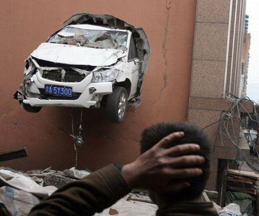 这车是怎么穿墙的？搞笑图吧gif搞笑图片