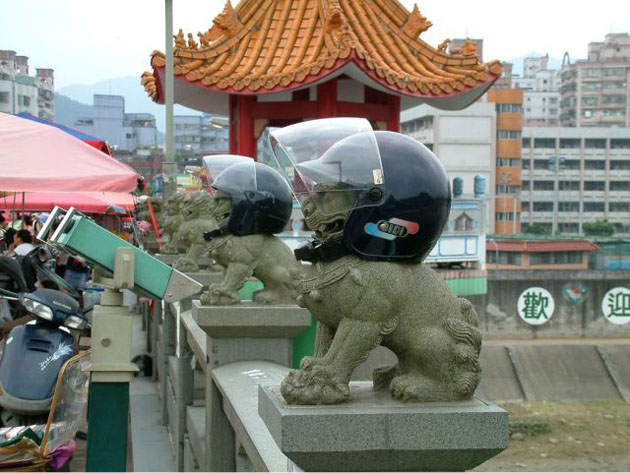 石狮也戴上了头盔，安全第一搞笑图吧gif搞笑图片