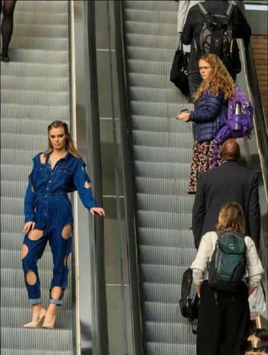 超级时尚破洞牛仔套装搞笑图吧gif搞笑图片