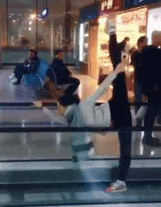 艺术系女同学电梯大玩一字马搞笑图吧gif搞笑图片