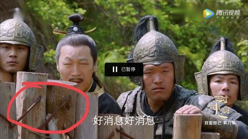 导演，这铁爪是不是有点过份了搞笑图吧gif搞笑图片