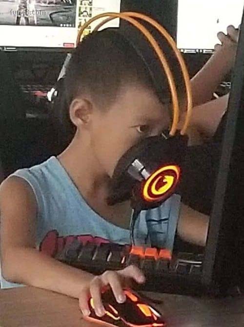 小朋友奇葩的戴耳机方式搞笑图吧gif搞笑图片