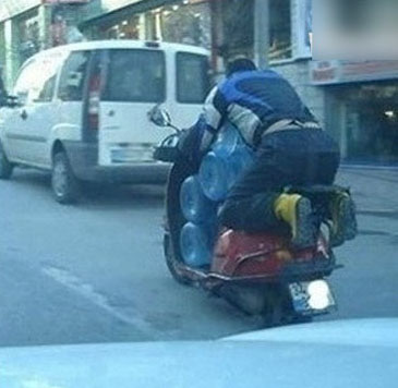 送水哥的生活不易啊搞笑图吧gif搞笑图片