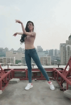 姑娘，跳舞姿势不错噢！搞笑图吧gif搞笑图片