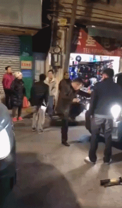 这是赤裸裸的挑逗司机啊，司机也很冲动的节奏搞笑图吧gif搞笑图片