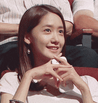 小姑娘微微一笑搞笑图吧gif搞笑图片