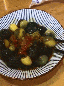 吃个松花蛋还挺不容易的搞笑图吧gif搞笑图片