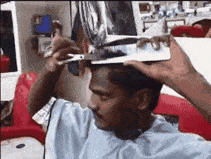 理发师是这样给自己剪头发的搞笑图吧gif搞笑图片