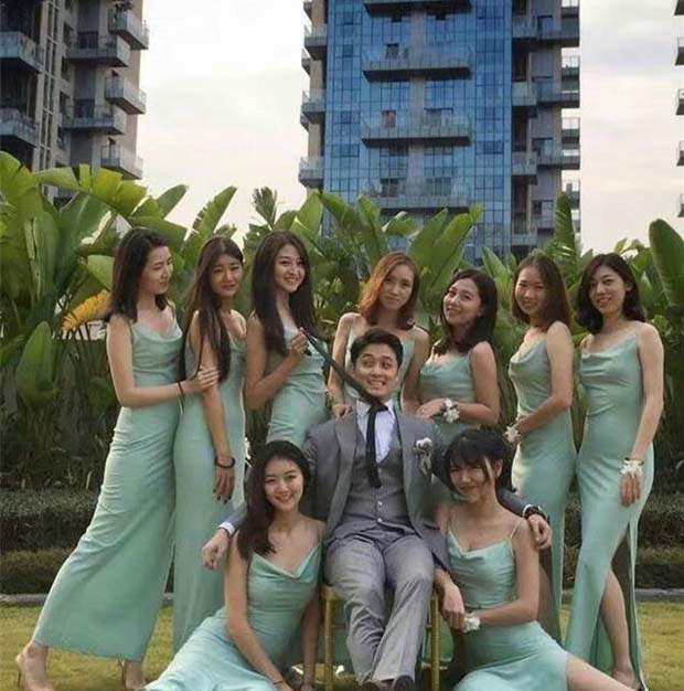 一群美丽的伴娘与新郎合影！搞笑图吧gif搞笑图片