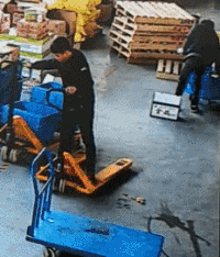 帅哥这波操作，看着就有点疼搞笑图吧gif搞笑图片