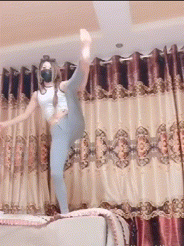 妹子床上练一字马，结果动作亮了搞笑图吧gif搞笑图片