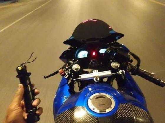 骑车遇到这情况，非常冷静的拍一张照片搞笑图吧gif搞笑图片