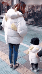 母女俩的亲子装不错哟，自带翅膀搞笑图吧gif搞笑图片