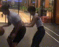 帅哥，后面的姑娘陪你练球很是受伤啊搞笑图吧gif搞笑图片