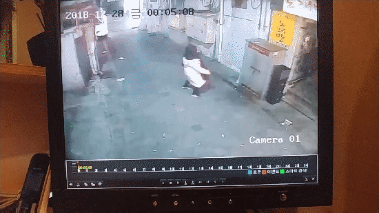 姑娘，你这是在跳舞还是喝酒了啊搞笑图吧gif搞笑图片