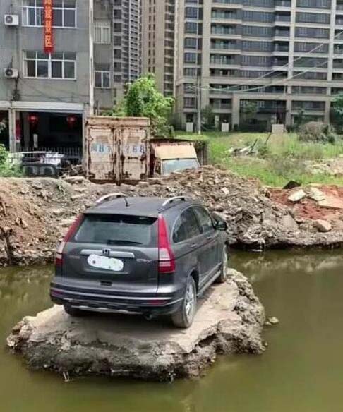 噢，一辆车被困孤岛上了搞笑图吧gif搞笑图片